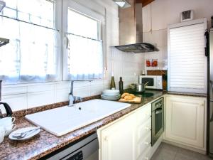 Kuchyň nebo kuchyňský kout v ubytování Villa Villa Charly by Interhome
