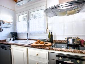 Kuchyň nebo kuchyňský kout v ubytování Villa Villa Charly by Interhome