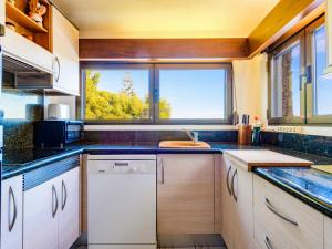 Kuchyň nebo kuchyňský kout v ubytování Apartment El Refugio I by Interhome