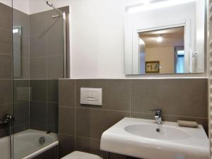 Ванная комната в Apartment Le Paccard-2 by Interhome