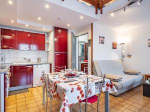 eine Küche und ein Wohnzimmer mit einem Tisch und einem Bett in der Unterkunft Holiday Home Le Hameau du Rivage by Interhome in Saint-Cyprien