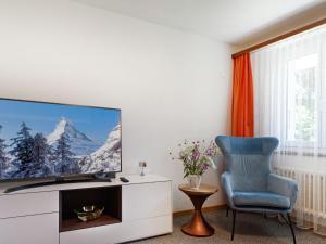 TV a/nebo společenská místnost v ubytování Apartment Hubertus-1 by Interhome