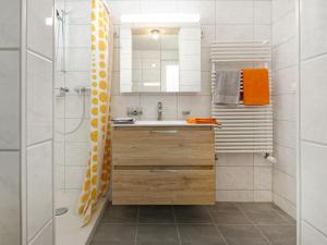 ein Bad mit einem Waschbecken und einer Dusche in der Unterkunft Apartment Hubertus-1 by Interhome in Zermatt