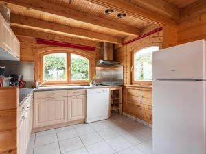 Kuchyň nebo kuchyňský kout v ubytování Chalet Le Chamalo by Interhome