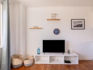 Μια τηλεόραση ή/και κέντρο ψυχαγωγίας στο Apartment Errepira by Interhome +14 φωτογραφίες