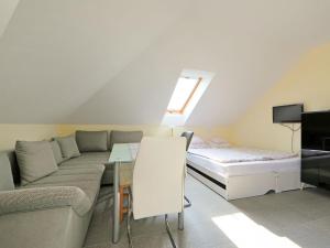 een woonkamer met een bank en een bed bij Holiday Home Elisabeta Grande by Interhome in Balatonőszöd