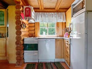 Kuchyň nebo kuchyňský kout v ubytování Holiday Home Heinäsorsa by Interhome