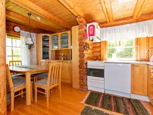 Kuchyň nebo kuchyňský kout v ubytování Holiday Home Heinäsorsa by Interhome