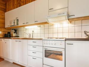 Kuchyň nebo kuchyňský kout v ubytování Holiday Home Myllylä by Interhome