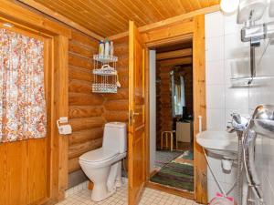 Koupelna v ubytování Holiday Home Heinäsorsa by Interhome