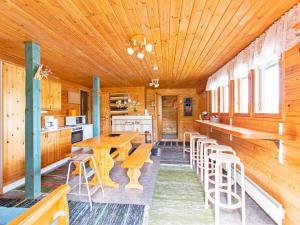 Kuchyň nebo kuchyňský kout v ubytování Holiday Home Heinäsorsa by Interhome
