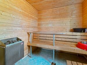 Palanda nebo palandy na pokoji v ubytování Holiday Home Heinäsorsa by Interhome