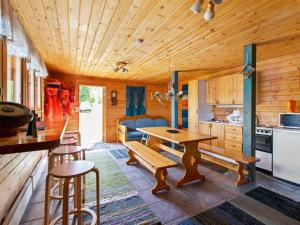 Kuchyň nebo kuchyňský kout v ubytování Holiday Home Heinäsorsa by Interhome