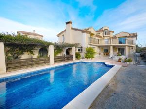 Bazén v ubytování Villa Villa Cantos by Interhome nebo v jeho okolí