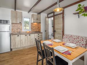 Gallery image of Holiday Home Mobilhome Deluxe by Interhome in Bale