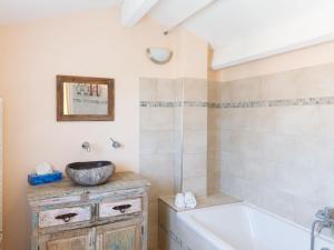 Bilik mandi di Holiday Home La Discrete by Interhome