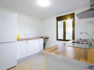 Kuchyň nebo kuchyňský kout v ubytování Apartment El Refugio II by Interhome