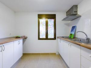 Kuchyň nebo kuchyňský kout v ubytování Apartment El Refugio II by Interhome