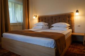 سرير أو أسرّة في غرفة في Pension Casa cu Tei