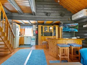 uma cozinha e sala de estar com paredes e pisos em madeira em Holiday Home Sinisorsa by Interhome em Rutalahti