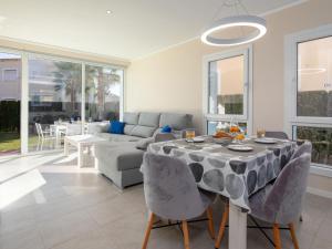 ein Wohnzimmer mit einem Tisch und einem Sofa in der Unterkunft Holiday Home Malibu Beach by Interhome in Oliva