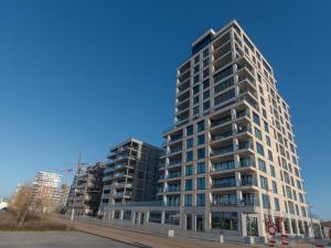een hoog appartementencomplex in een stadsstraat bij Apartment Baelskaai 25 by Interhome in Oostende