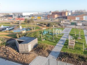 een luchtzicht op een park met tafels en stoelen bij Apartment Baelskaai 25 by Interhome in Oostende