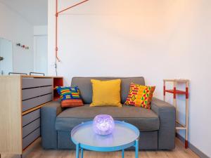 een woonkamer met een bank en een tafel bij Studio Trouz Ar Mor-3 by Interhome in Quiberon