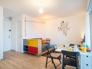 een woonkamer met een tafel en een bank bij Studio Trouz Ar Mor-3 by Interhome in Quiberon
