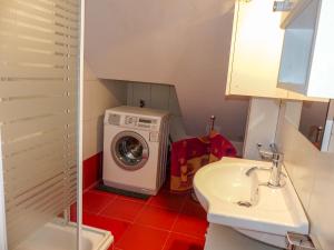 La salle de bains est pourvue d'un lave-linge et d'un lavabo. dans l'établissement Apartment Das Stadthaus-2 by Interhome, à Saalfelden