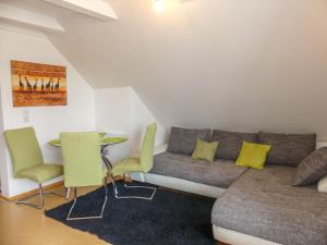 - un salon avec un canapé, une table et des chaises dans l'établissement Apartment Das Stadthaus-2 by Interhome, à Saalfelden
