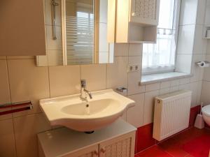 Kúpeľňa v ubytovaní Apartment Appartement Anneliese by Interhome