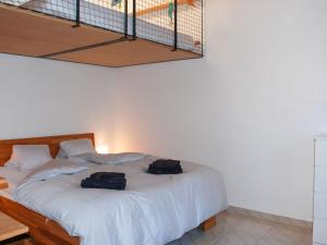 Un dormitorio con una cama con dos bolsas. en Apartment Cavriana by Interhome en Magadino