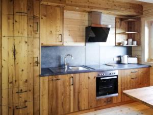 Kuchyňa alebo kuchynka v ubytovaní Chalet Chalet Amsel by Interhome