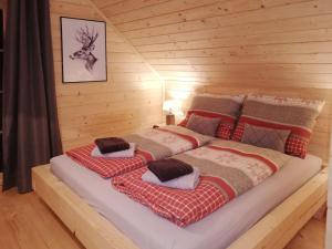 En eller flere senge i et værelse på Chalet Chalet Amsel by Interhome