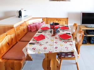 una cocina con mesa y mantel. en Apartment Hauts de Nendaz A F3 by Interhome, en Nendaz