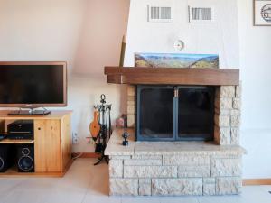 TV a/nebo společenská místnost v ubytování Apartment Hauts de Nendaz A F3 by Interhome