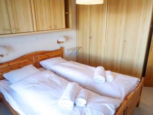 Postel nebo postele na pokoji v ubytování Apartment Hauts de Nendaz A F3 by Interhome