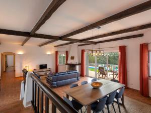 Villa Be Grateful by Interhome في Mexilhoeira Grande: غرفة معيشة مع طاولة وكراسي