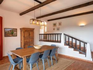 Villa Be Grateful by Interhome في Mexilhoeira Grande: غرفة طعام مع طاولة خشبية وكراسي زرقاء