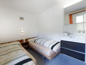 La salle de bains est pourvue de 2 lits, d'un lavabo et d'une baignoire. dans l'établissement Apartment Hubertus-2 by Interhome, à Zermatt