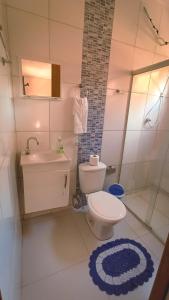 A bathroom at Abrolhos Dive Inn