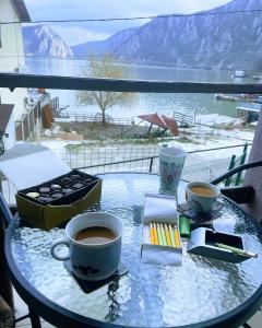 einen Tisch mit einer Tasse Kaffee und Blick auf das Wasser in der Unterkunft La Cico 2 in Dubova