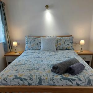 Uma cama ou camas num quarto em Great Sampford B&B Sorrells farm
