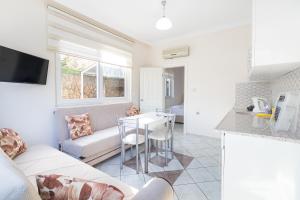 una sala de estar con un sofá y una mesa en Apartments Near to City Center and Beach, en Marmaris