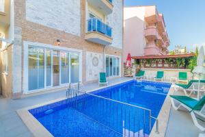 una piscina en medio de un edificio en Apartments Near to City Center and Beach, en Marmaris 18 fotos más