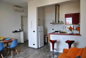 eine Küche mit einem Sofa und einem Tisch in einem Zimmer in der Unterkunft TOP OF THE CITY Appartamento in centro in Formia