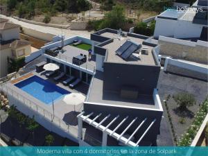 モライラにあるVilla Xixona - HMR Holidays Morairaのスイミングプール付きの家屋の空中ビュー