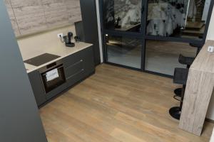 una cucina con pavimento in legno e piano di lavoro di Jahorina Rusovo Village a Jahorina Altre 58 foto