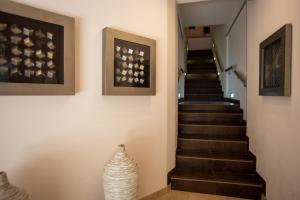 um corredor com escadas e vasos na parede em Guesthouse Bocage em Setúbal